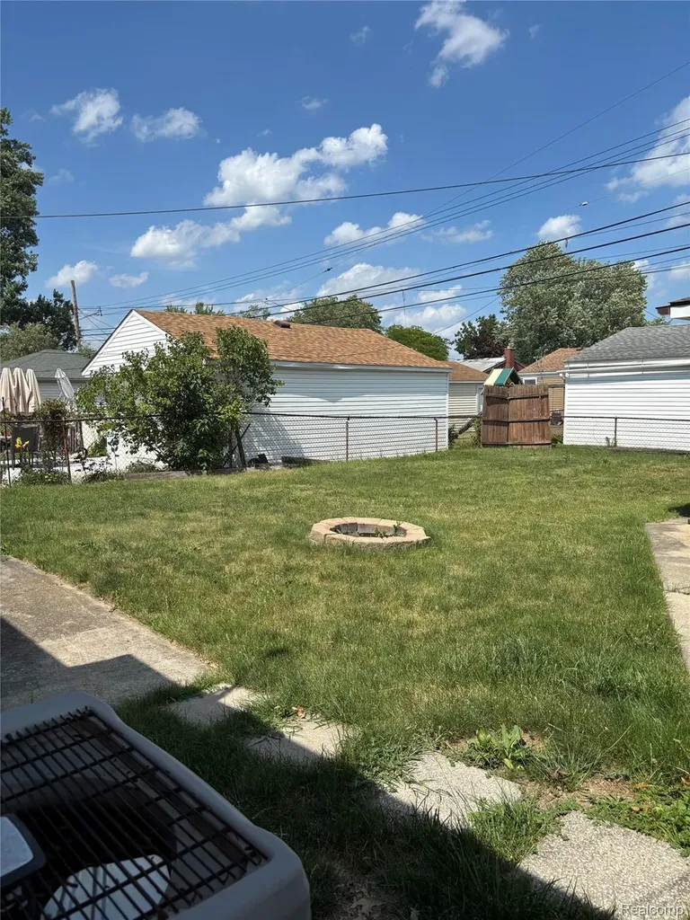 15745 Mulberry Street Southgate City MI 48195