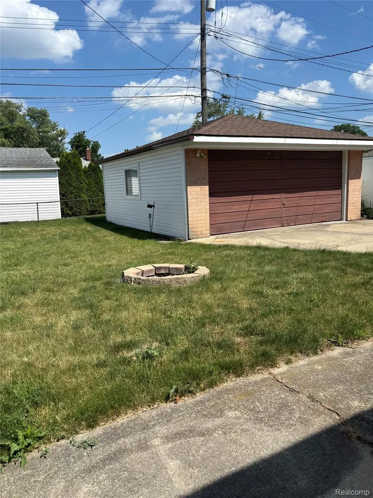 15745 Mulberry Street Southgate City MI 48195