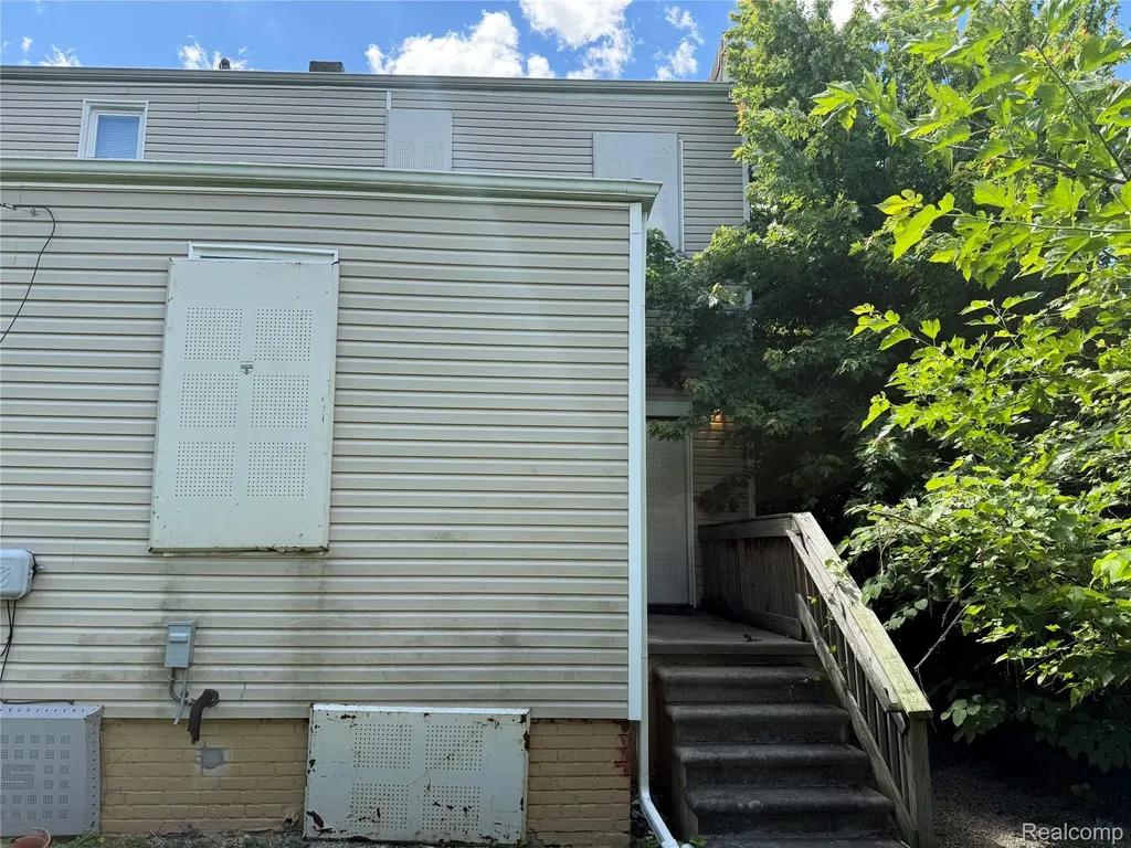 229 Leicester Court Detroit City MI 48202