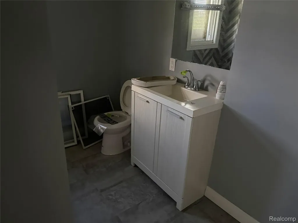 229 Leicester Court Detroit City MI 48202