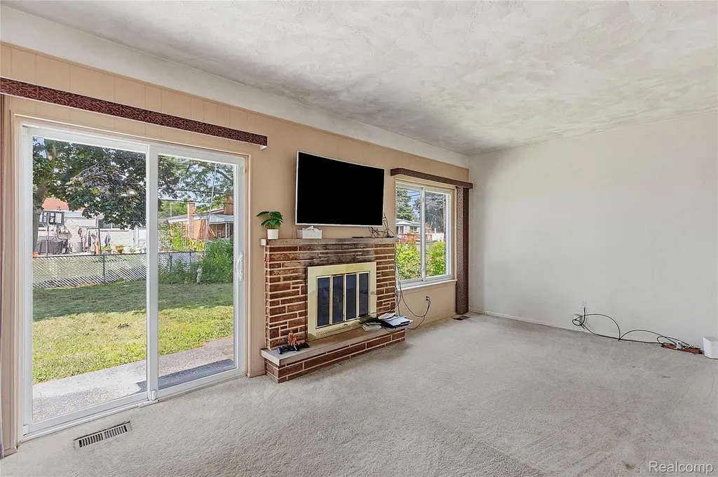 3827 Pall Drive Warren City MI 48092