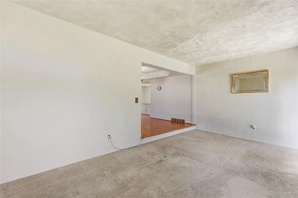 3827 Pall Drive Warren City MI 48092