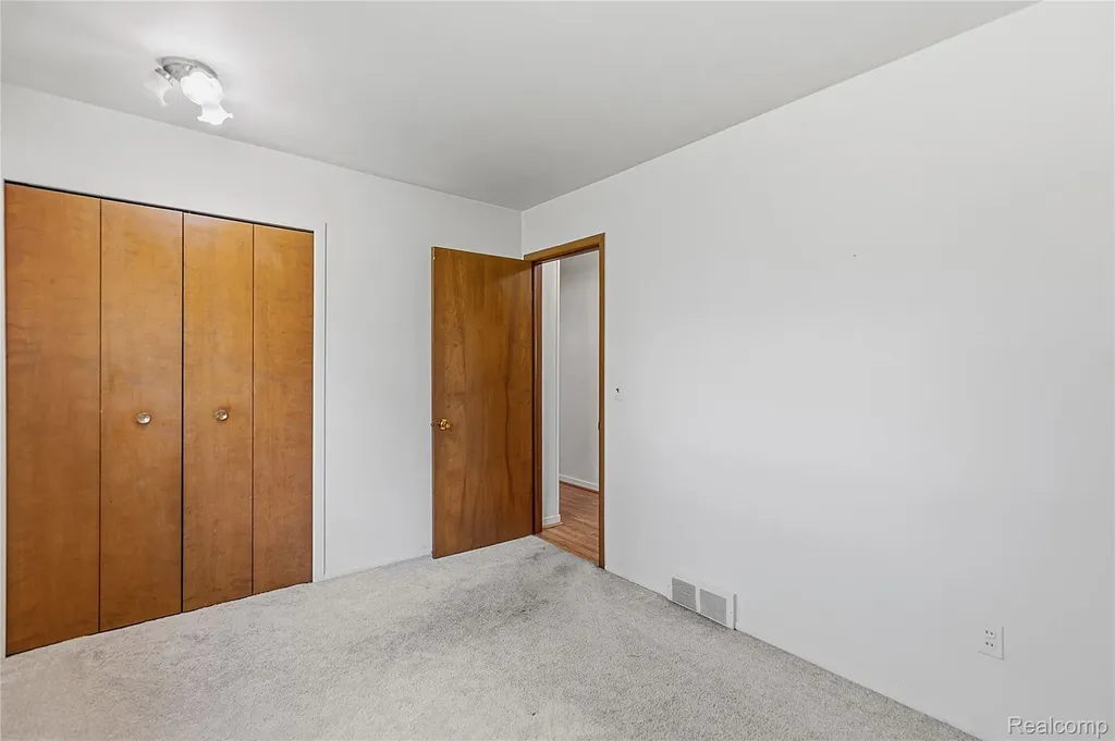 3827 Pall Drive Warren City MI 48092