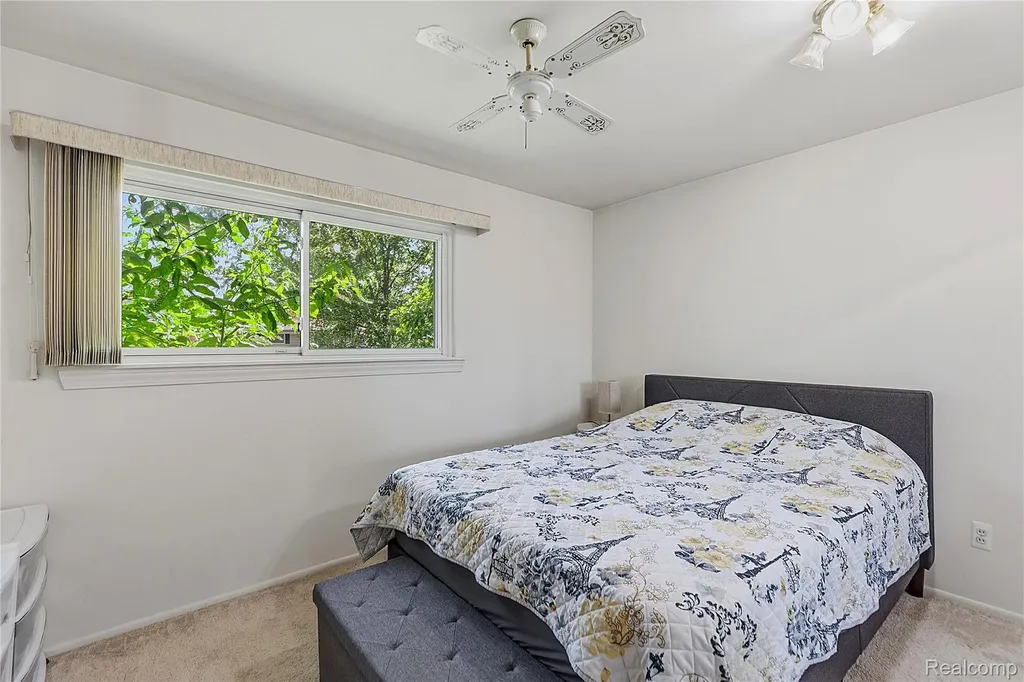 3827 Pall Drive Warren City MI 48092