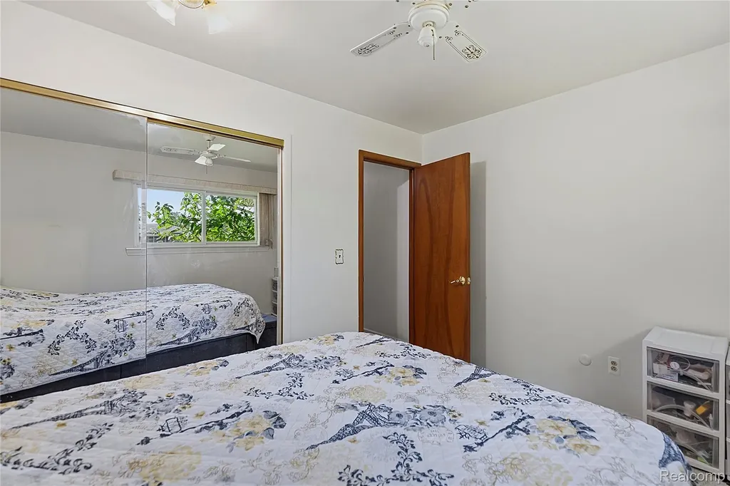 3827 Pall Drive Warren City MI 48092