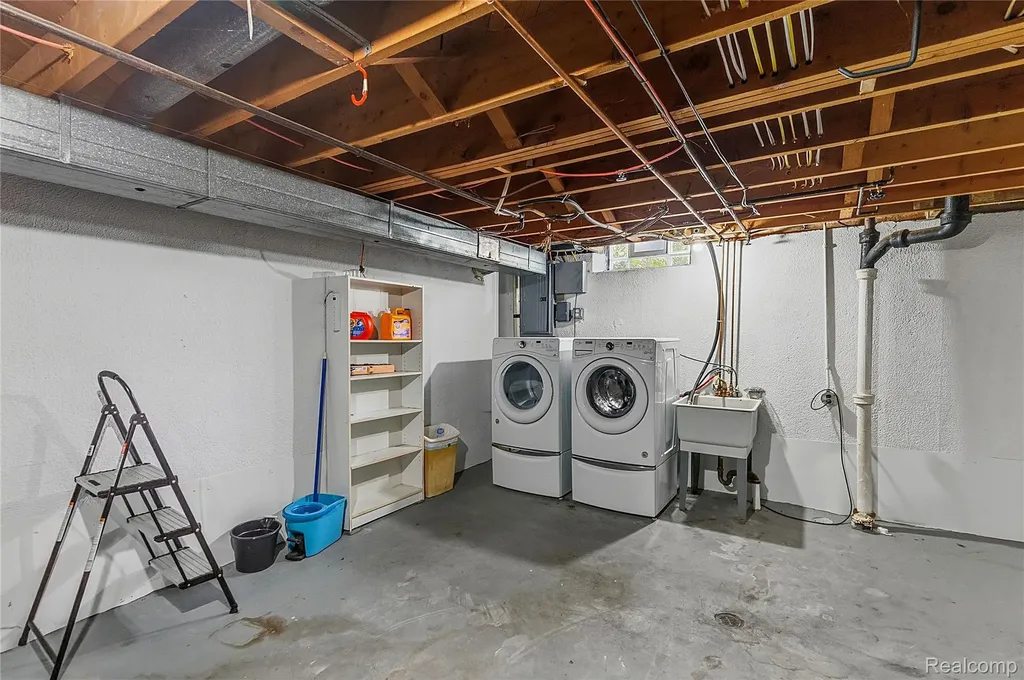 3827 Pall Drive Warren City MI 48092