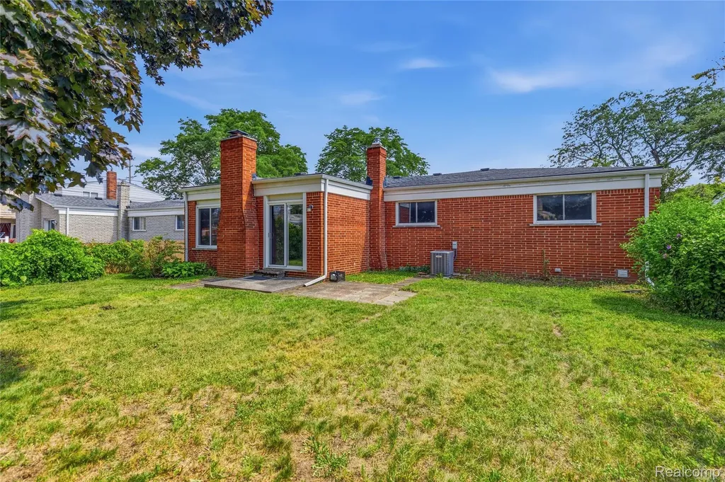 3827 Pall Drive Warren City MI 48092