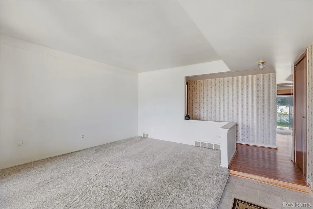 3827 Pall Drive Warren City MI 48092