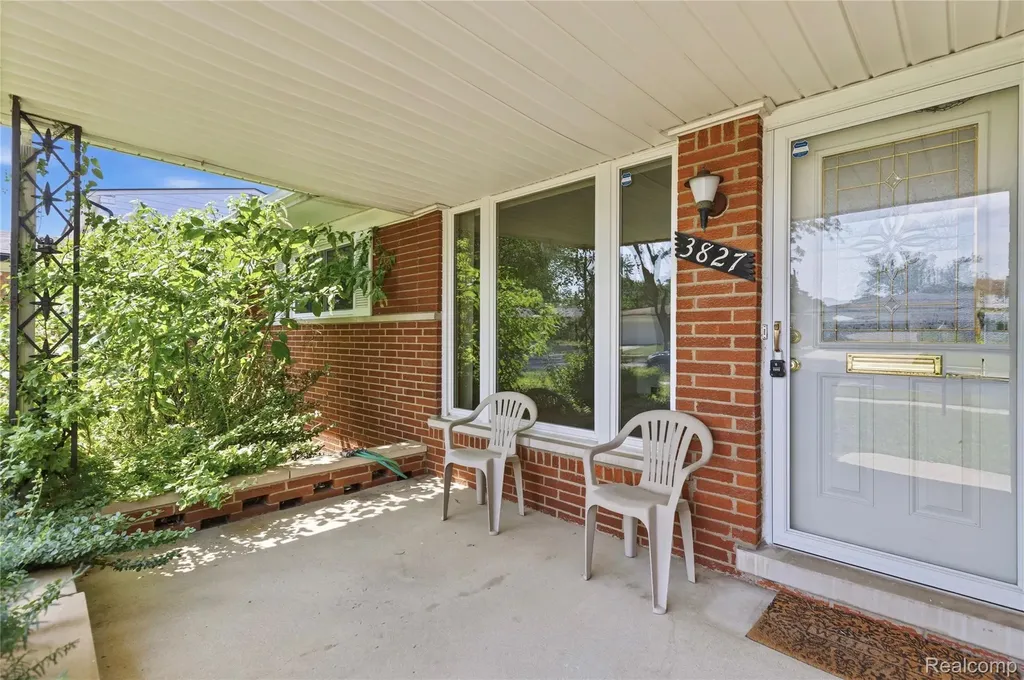 3827 Pall Drive Warren City MI 48092