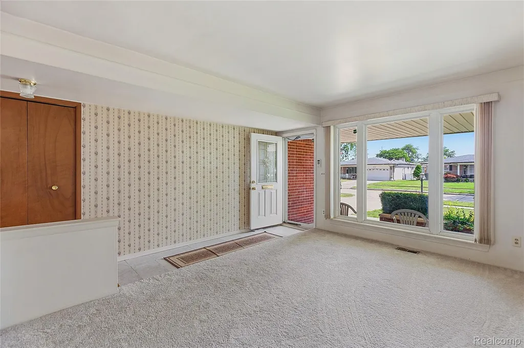3827 Pall Drive Warren City MI 48092