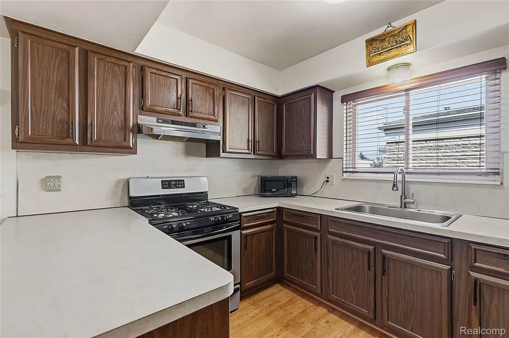 3827 Pall Drive Warren City MI 48092