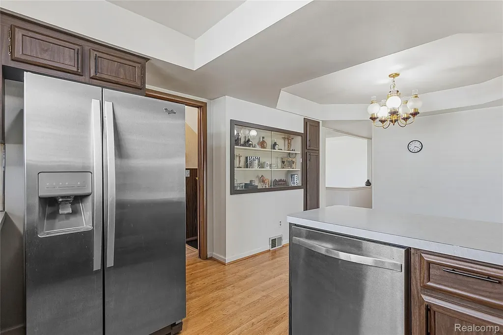 3827 Pall Drive Warren City MI 48092