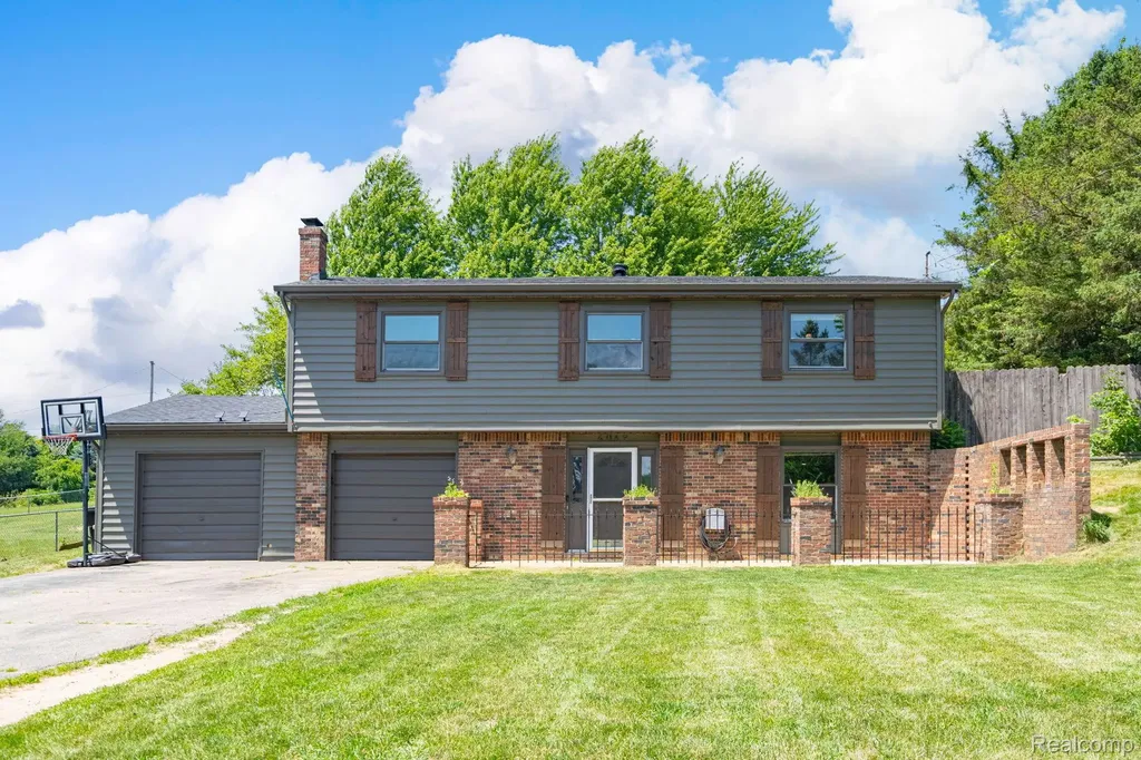 4069 Loch Drive Highland Charter Township MI 48357