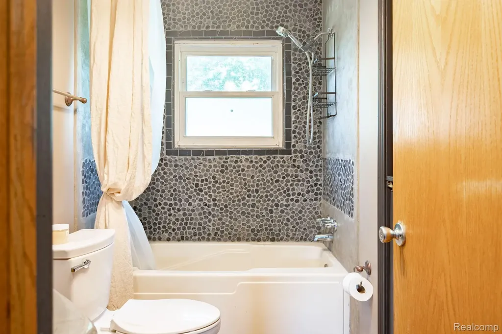 4069 Loch Drive Highland Charter Township MI 48357