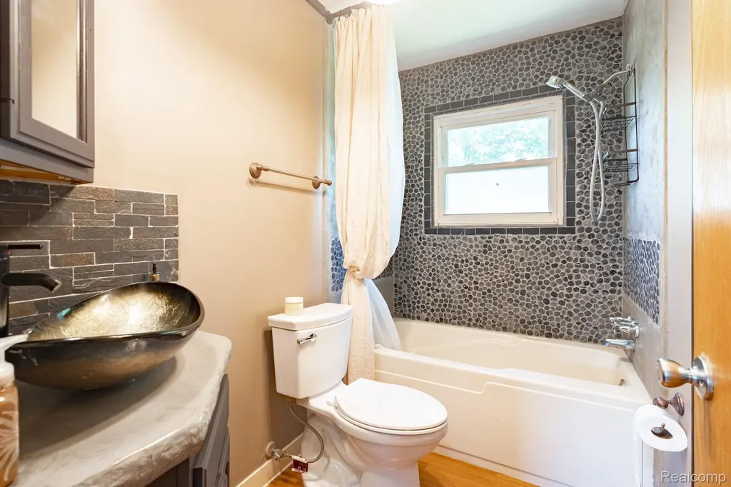 4069 Loch Drive Highland Charter Township MI 48357