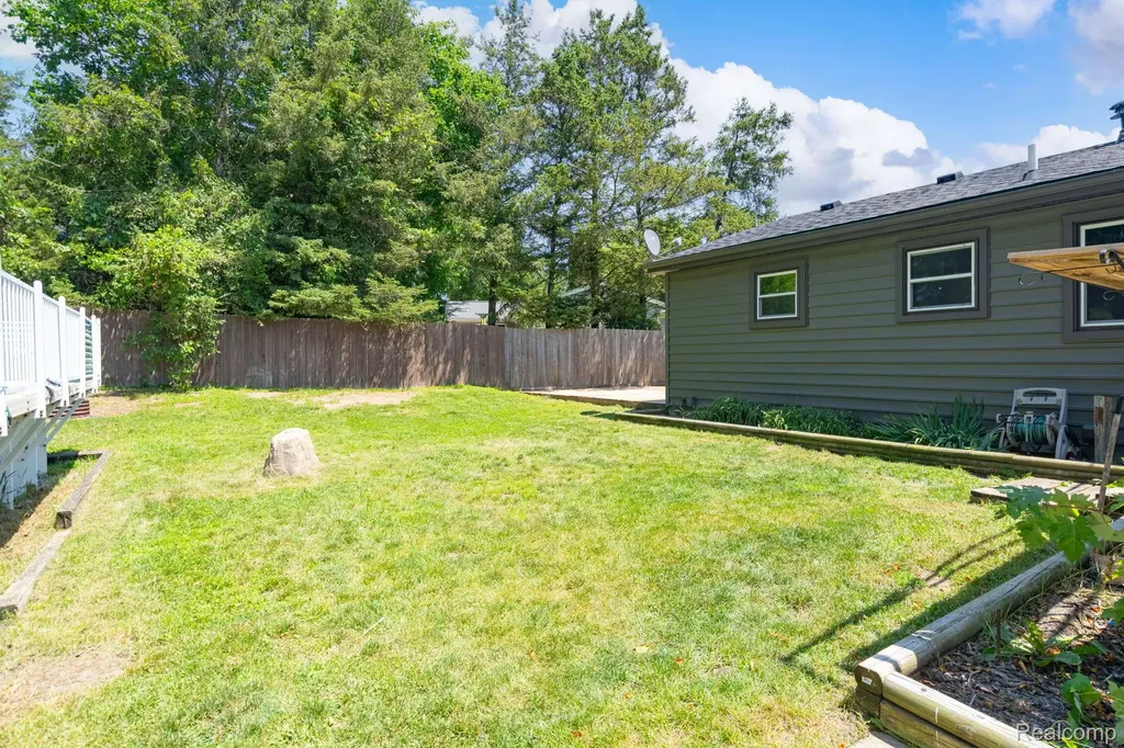 4069 Loch Drive Highland Charter Township MI 48357