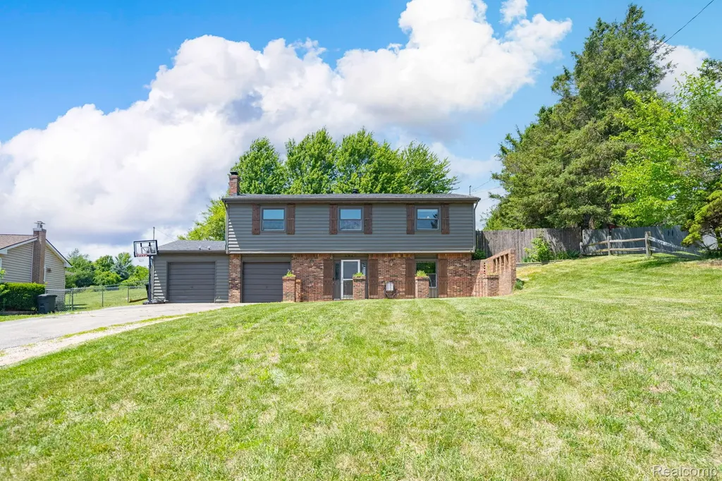 4069 Loch Drive Highland Charter Township MI 48357
