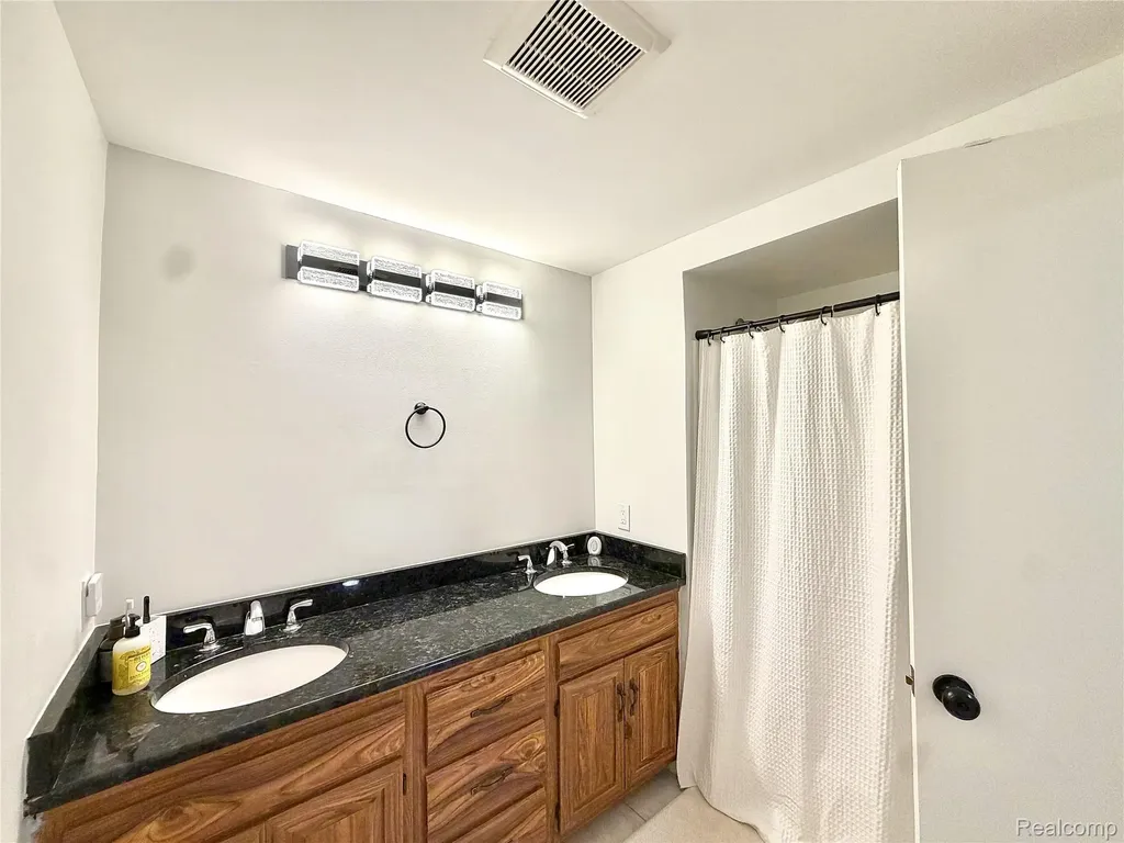 20213 Whitby Drive Livonia City MI 48152