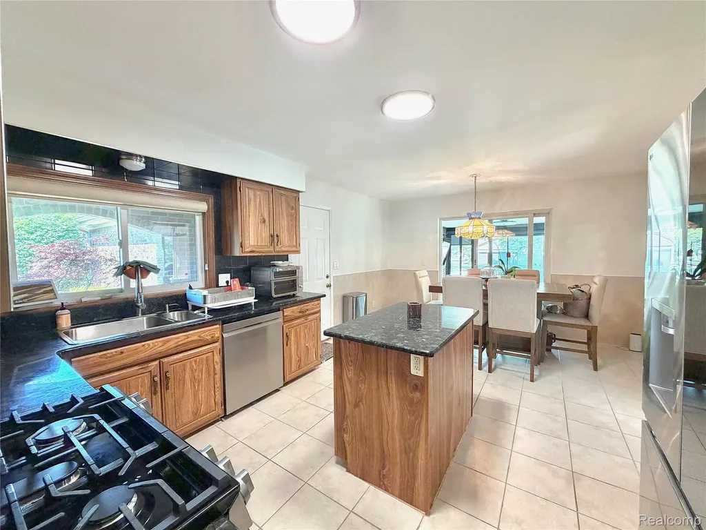 20213 Whitby Drive Livonia City MI 48152