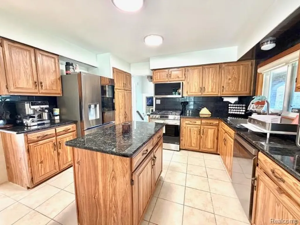 20213 Whitby Drive Livonia City MI 48152
