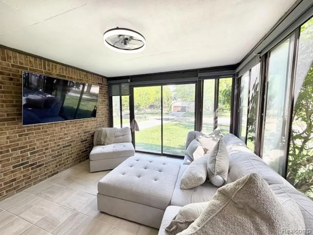 20213 Whitby Drive Livonia City MI 48152