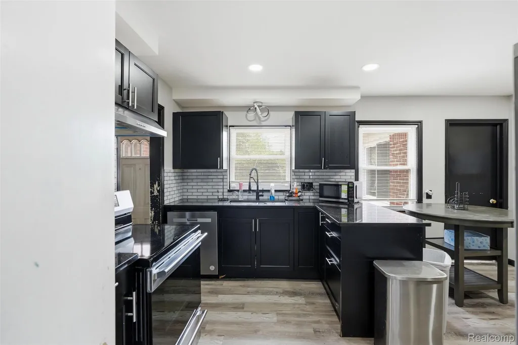 19986 E Doyle Place Grosse Pointe Woods City MI 48236