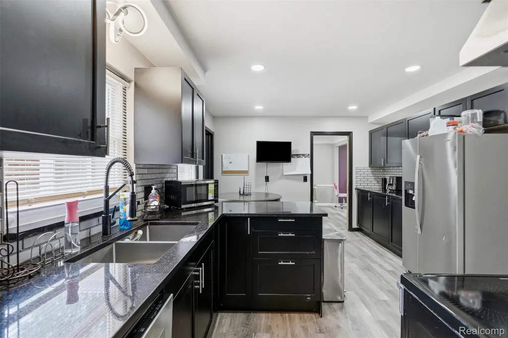 19986 E Doyle Place Grosse Pointe Woods City MI 48236