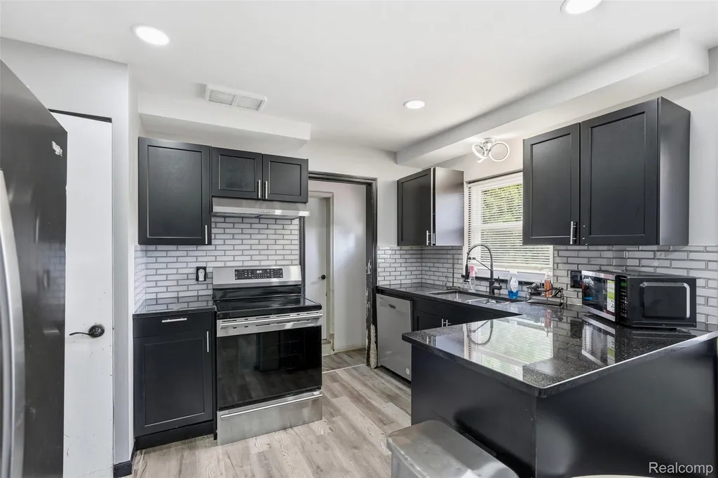 19986 E Doyle Place Grosse Pointe Woods City MI 48236