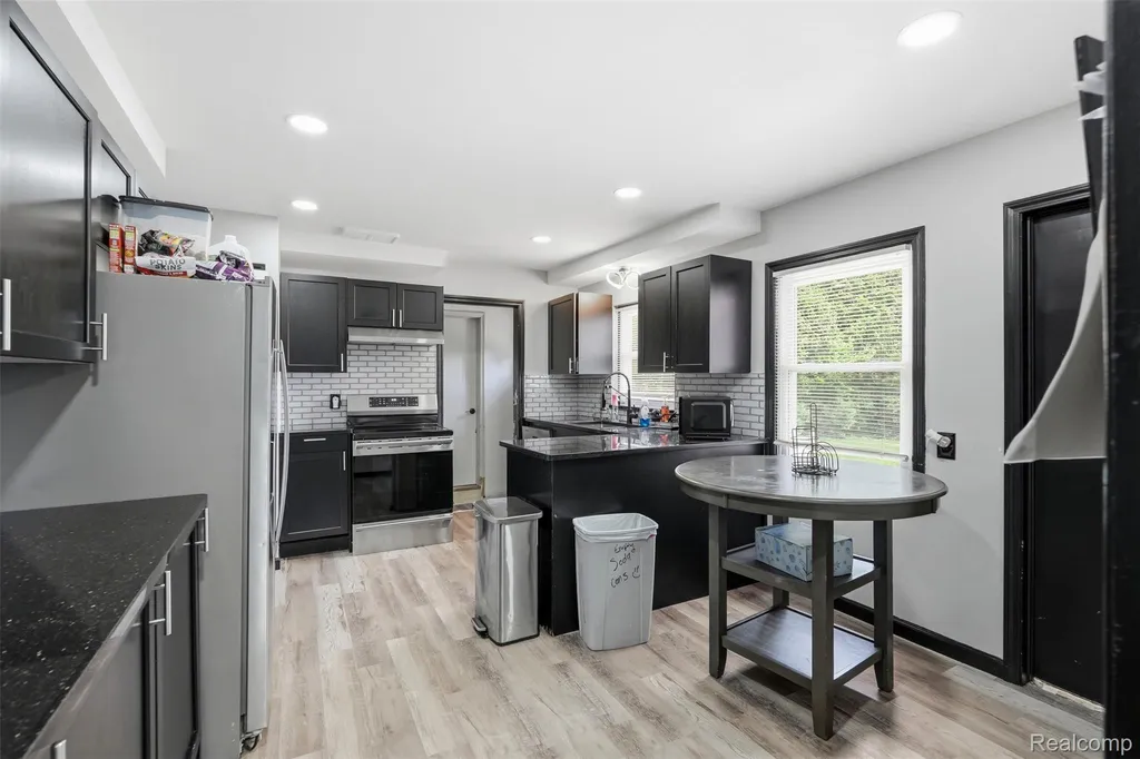 19986 E Doyle Place Grosse Pointe Woods City MI 48236