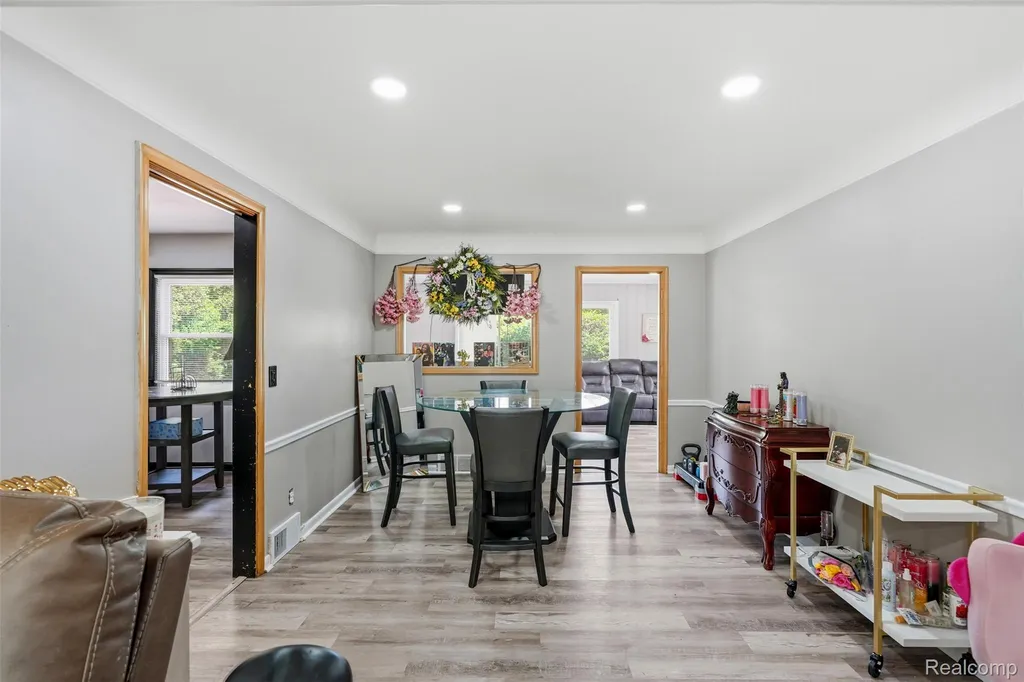 19986 E Doyle Place Grosse Pointe Woods City MI 48236