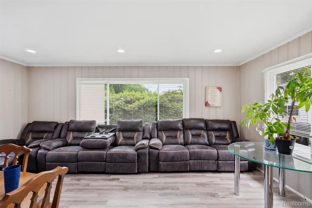 19986 E Doyle Place Grosse Pointe Woods City MI 48236