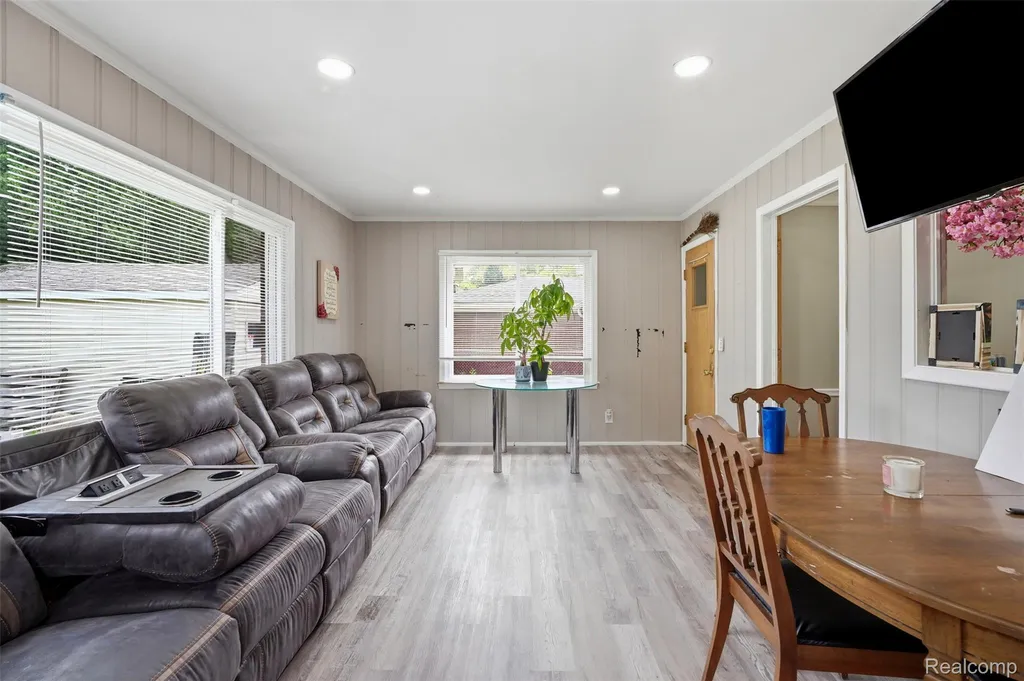 19986 E Doyle Place Grosse Pointe Woods City MI 48236