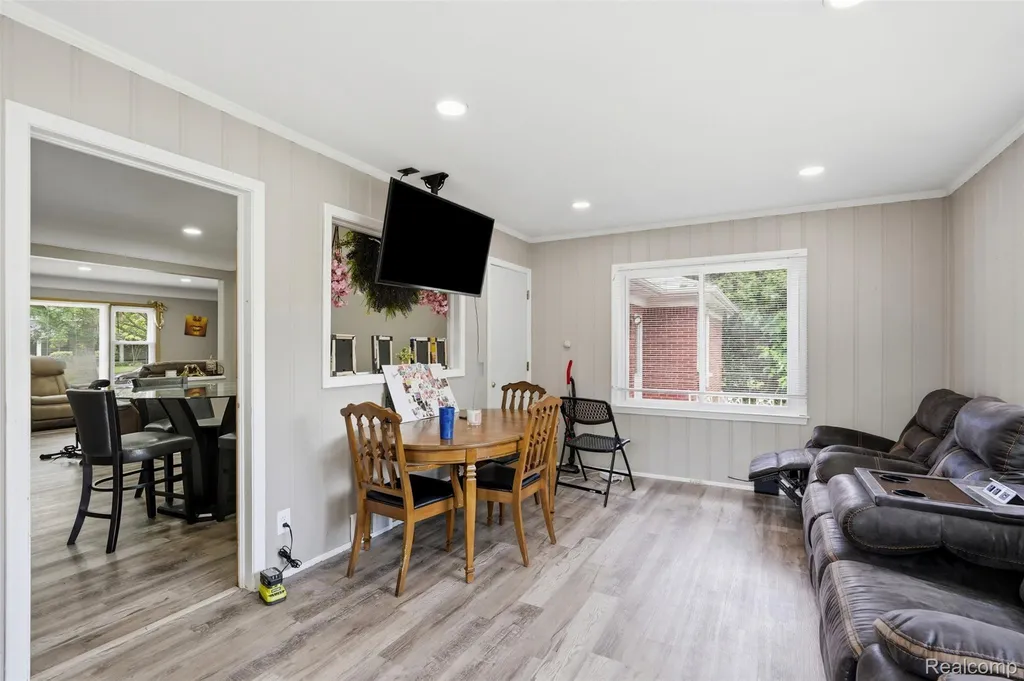 19986 E Doyle Place Grosse Pointe Woods City MI 48236