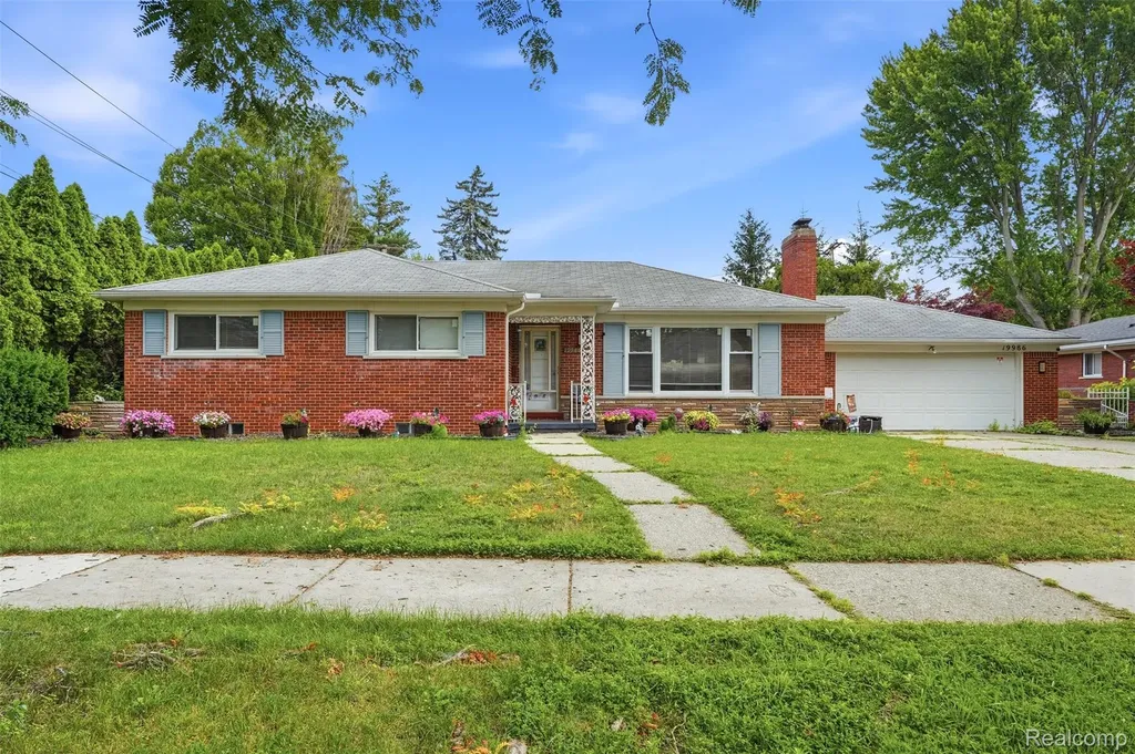 19986 E Doyle Place Grosse Pointe Woods City MI 48236