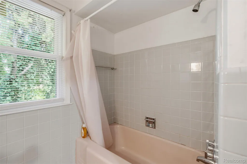 19986 E Doyle Place Grosse Pointe Woods City MI 48236