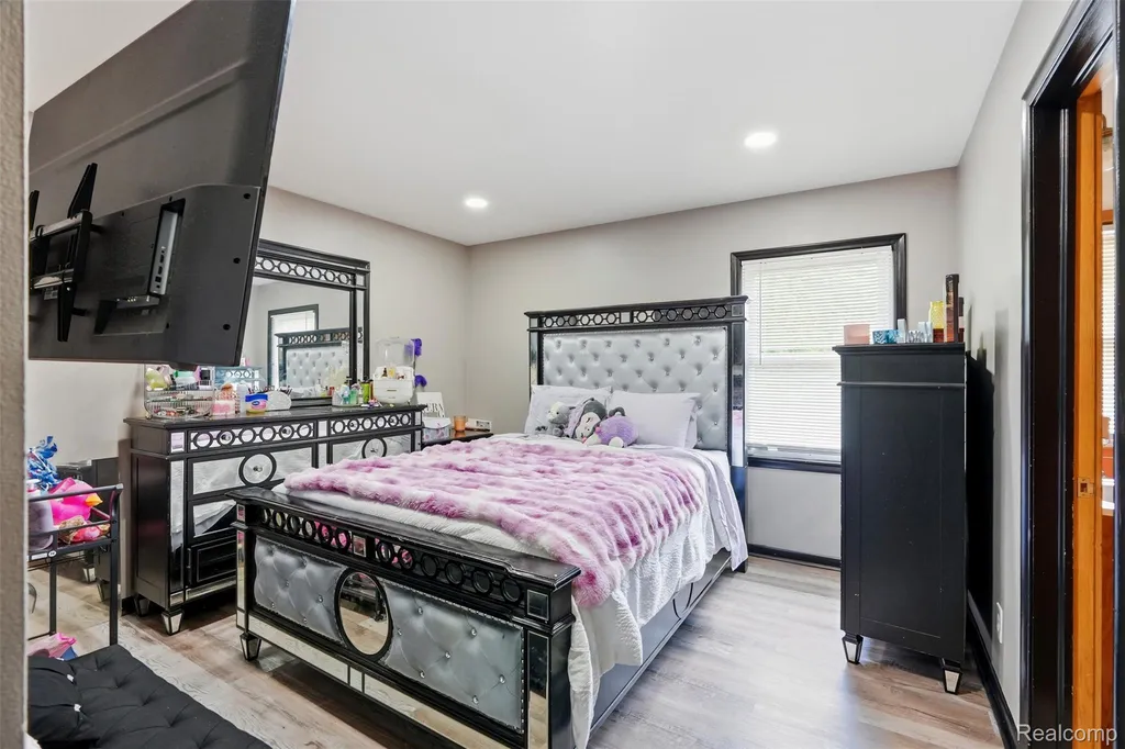 19986 E Doyle Place Grosse Pointe Woods City MI 48236