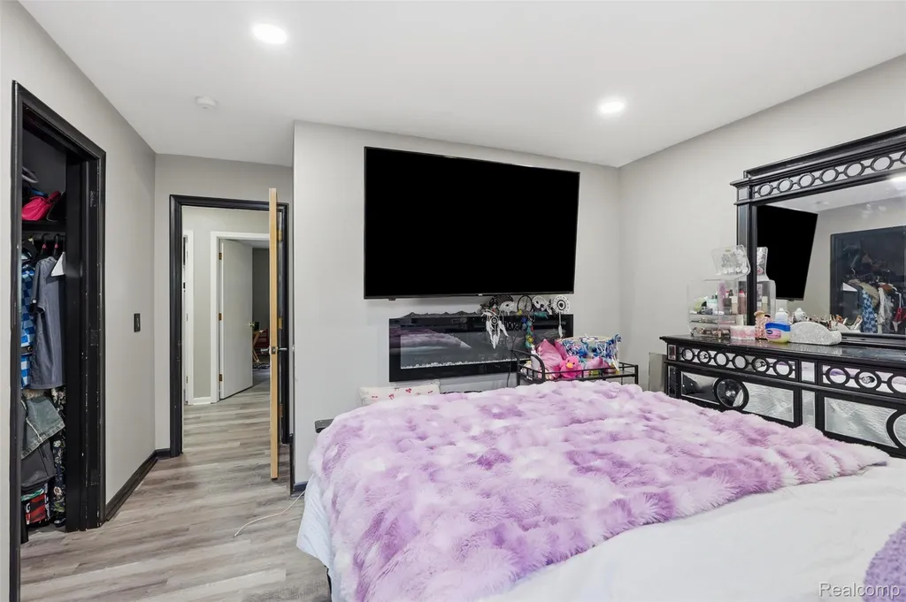 19986 E Doyle Place Grosse Pointe Woods City MI 48236