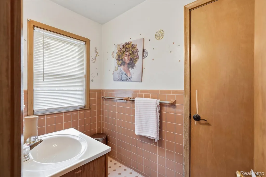 19986 E Doyle Place Grosse Pointe Woods City MI 48236