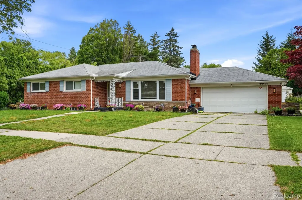 19986 E Doyle Place Grosse Pointe Woods City MI 48236