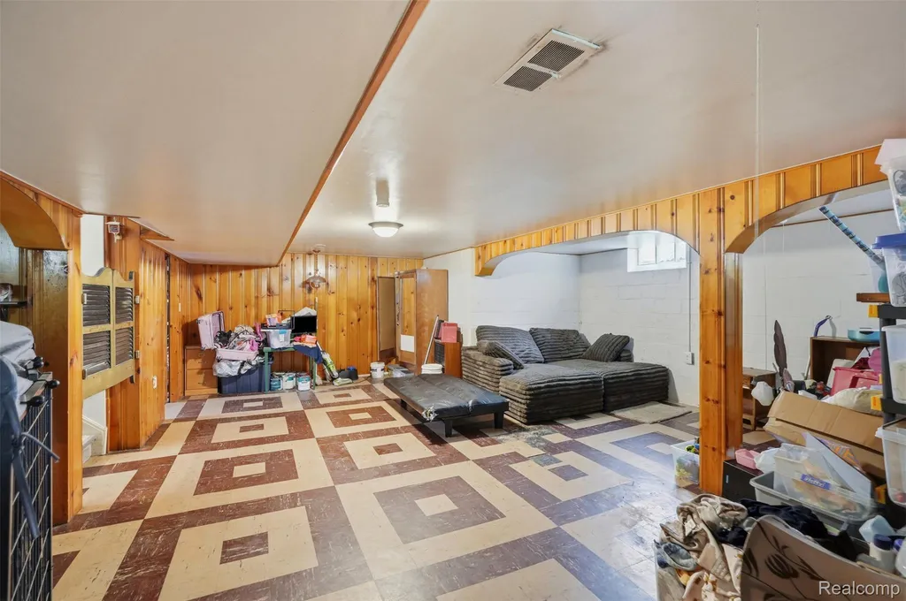 19986 E Doyle Place Grosse Pointe Woods City MI 48236