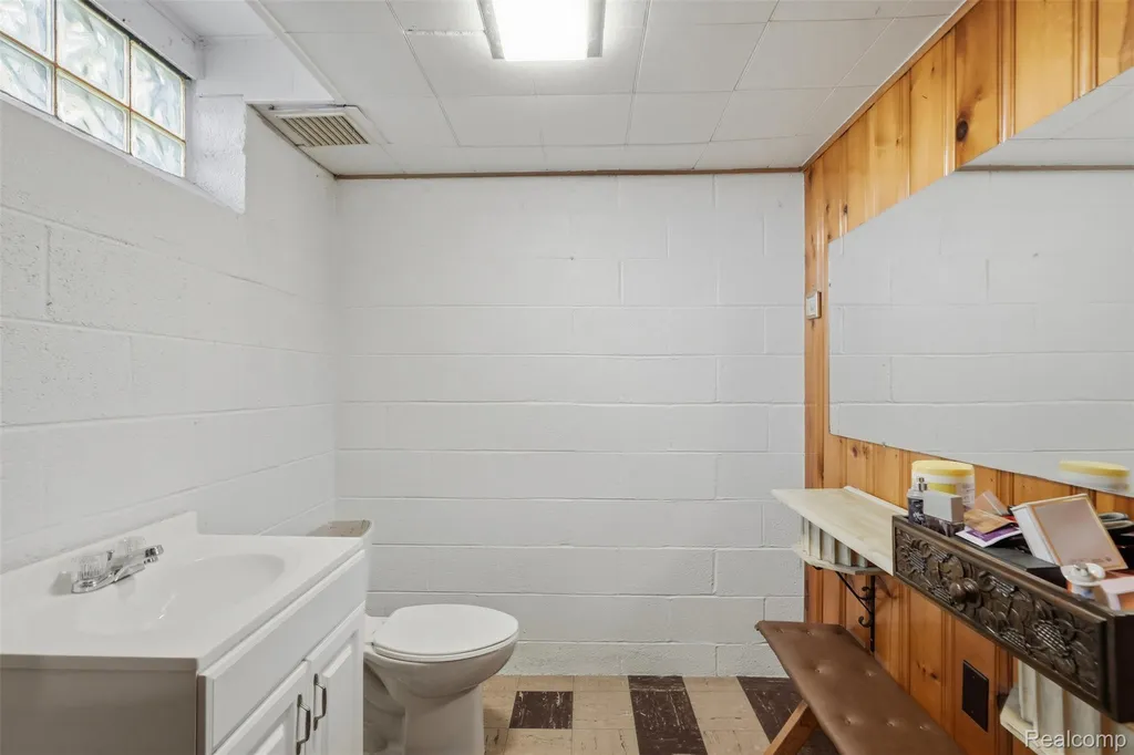19986 E Doyle Place Grosse Pointe Woods City MI 48236