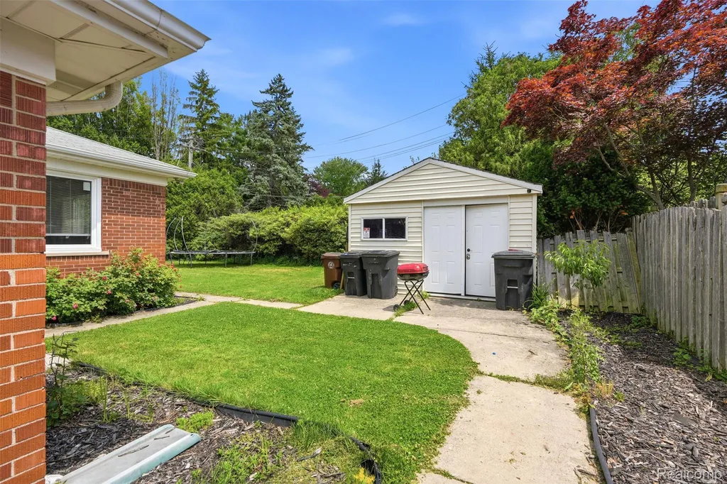 19986 E Doyle Place Grosse Pointe Woods City MI 48236