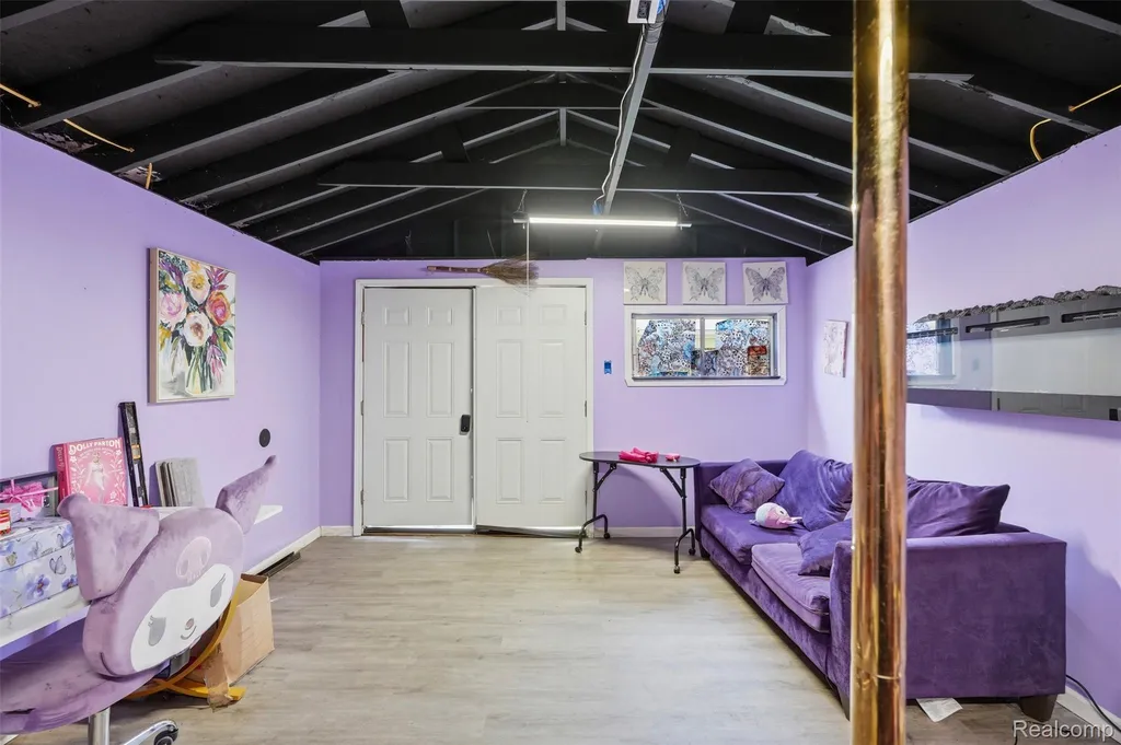 19986 E Doyle Place Grosse Pointe Woods City MI 48236