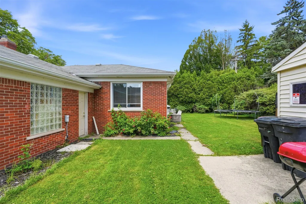 19986 E Doyle Place Grosse Pointe Woods City MI 48236