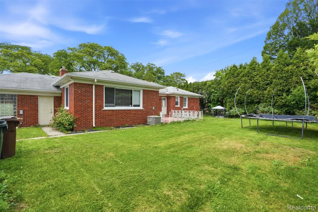 19986 E Doyle Place Grosse Pointe Woods City MI 48236