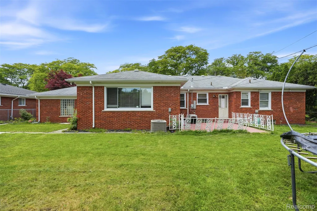19986 E Doyle Place Grosse Pointe Woods City MI 48236