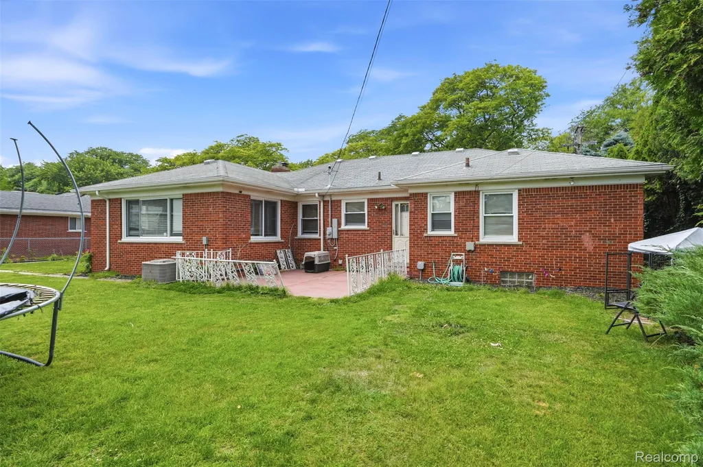 19986 E Doyle Place Grosse Pointe Woods City MI 48236