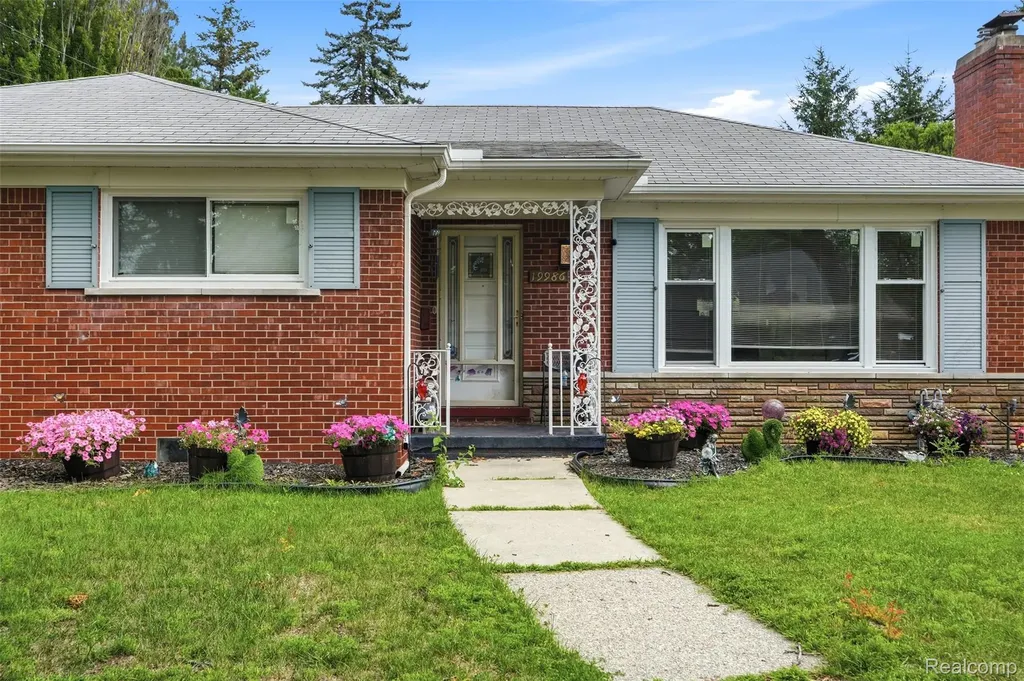 19986 E Doyle Place Grosse Pointe Woods City MI 48236