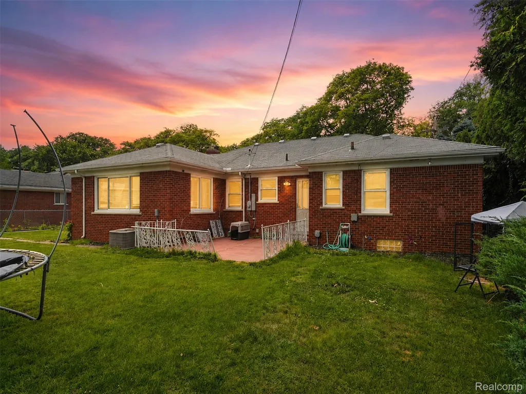 19986 E Doyle Place Grosse Pointe Woods City MI 48236