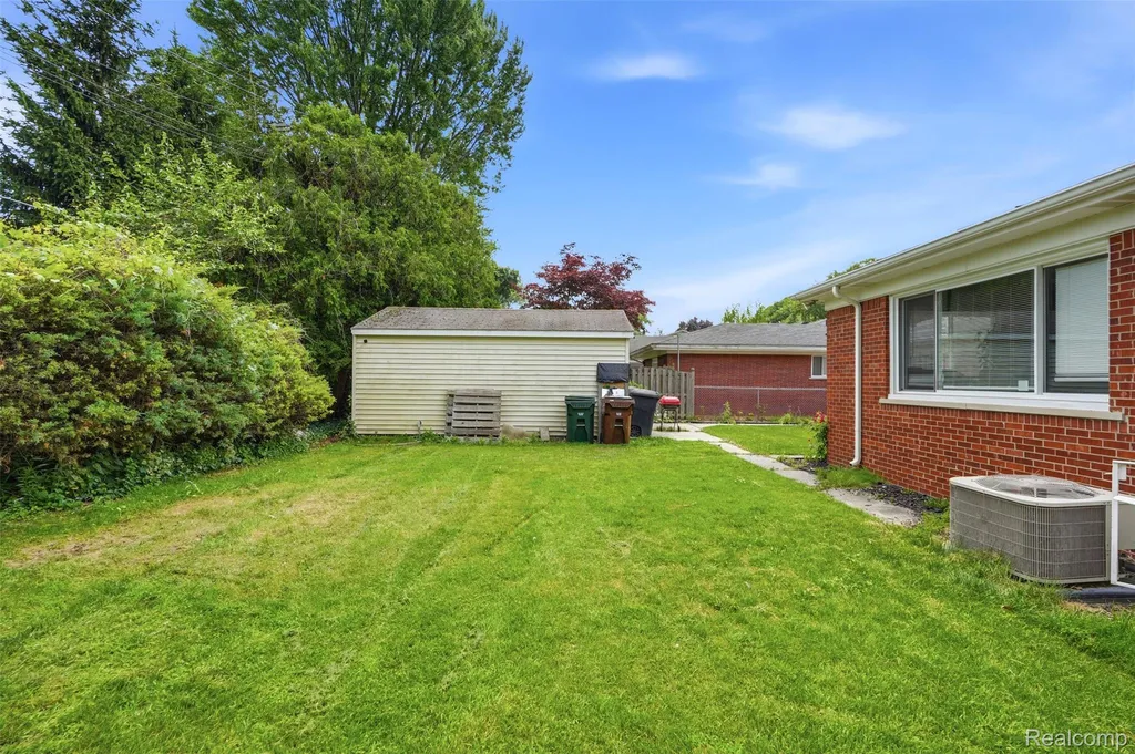 19986 E Doyle Place Grosse Pointe Woods City MI 48236